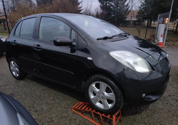 Toyota Yaris cena 17200 przebieg: 157877, rok produkcji 2006 z Kazimierz Dolny małe 631